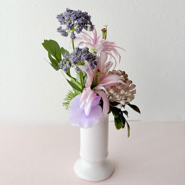 【新作】和モダン仏花｜ツインスターリリーと紫グラデーションのアレンジメント｜白花器・供花・和室インテリアにも | 6枚目