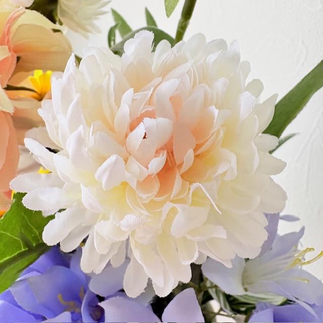 【新作】優しい彩りのモダン仏花＊ダリアとアガパンサスの供花アレンジ | インテリアフラワーとしても | 4枚目