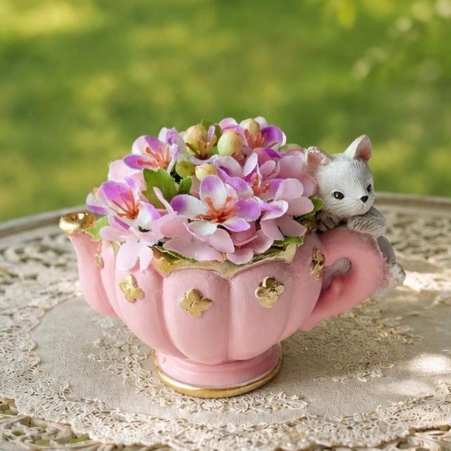 猫とお花のアンティークティーポット(白猫さん)|ヨーロッパ古城風ミニフラワーアレンジ(造花) | インテリアフラワー