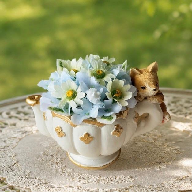 猫とお花のアンティークティーポット(茶猫さん)|ヨーロッパ古城風ミニフラワーアレンジ(造花) | インテリアフラ